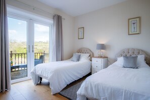 3 bedrooms, premium bedding, bed sheets - Sorrento - 3 Bed Holiday Home - Wisemans Bridge (Narberth)