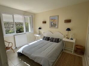2 Schlafzimmer, Bügeleisen/Bügelbrett