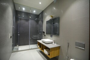 ของใช้ในห้องน้ำฟรี, ไดร์เป่าผม, รองเท้าสวมภายในห้อง