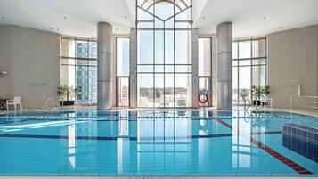 Combined shower/bathtub, free toiletries, hair dryer, towels