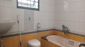 A bathroom with a toilet, sink, and bathtub. - Mehaa Paradise Family Guest House (Puducherry)