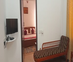 Family Suite | Television - Mehaa Paradise Family Guest House (Puducherry)