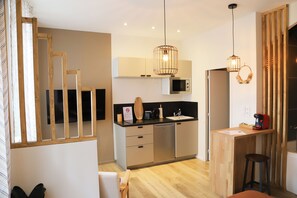 Kühlschrank, Mikrowelle, Herdplatte, Wasserkocher mit Kaffee-/Teezubehör