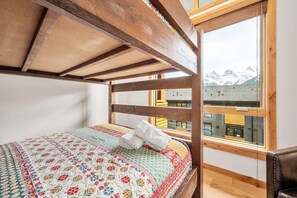 3 dormitoris, un bressol de viatge, wifi i roba de llit 