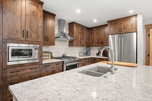 Een koelkast, een magnetron, een kookplaat, een vaatwasser