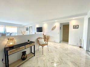 Interior - Vezelay 3 (Cannes)