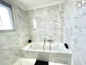Suihku, hiustenkuivaaja, pyyhkeet