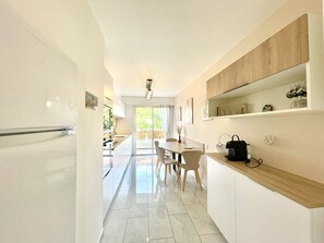 Kühlschrank, Mikrowelle, Ofen, Geschirrspüler