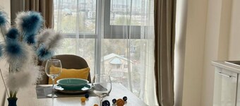 Уютные апартаменты с видом на горы в центре города, с оборудованной кухней.