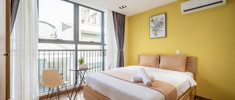 Luxury Studio, City View | Private kitchen | Fridge, microwave, rice cooker, cleaning supplies