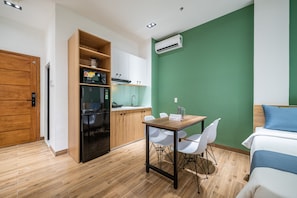Studio Prestige | Cuisine privée | Réfrigérateur, four à micro-ondes, cuiseur à riz, produits de nettoyage