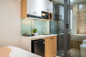 Economy Studio | Private kitchen | Fridge, microwave, rice cooker, cleaning supplies - Cozrum Home - Daisy House (Ho Chi Minh City)