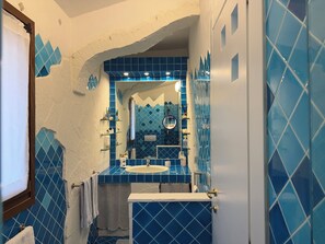 Regadera, secadora de cabello, bidet, toallas 