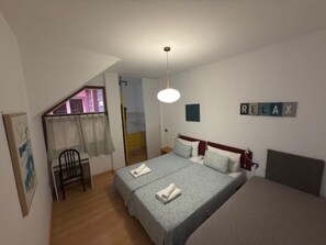 4 slaapkamers, een bureau, een strijkplank/strijkijzer, reisbedje