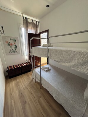 4 chambres, bureau, fer et planche à repasser, lit parapluie