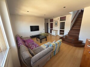 Een smart-tv, tafelvoetbal en boeken