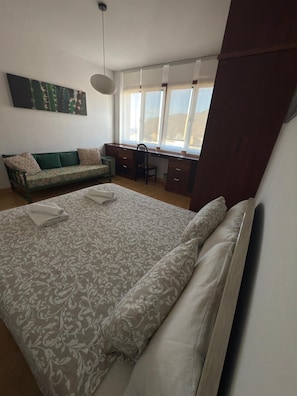4 bedrooms, desk, iron/ironing board, travel cot