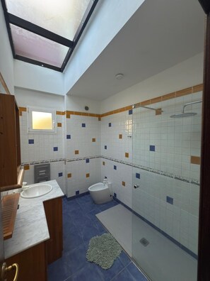 Douche, sèche-cheveux, bidet, serviettes fournies