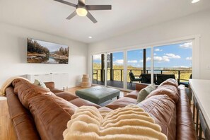 Televisión, chimenea y oficina 