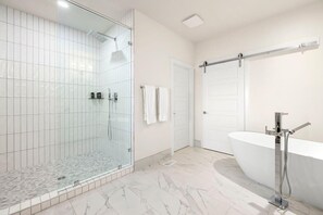 Douche, sèche-cheveux, serviettes fournies, shampoing