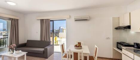 Ein modernes Apartment mit Wohnbereich, Essbereich und Küche.