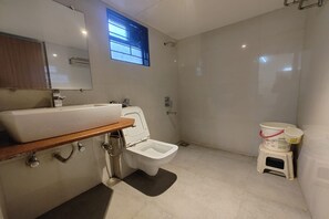 Shower, rainfall showerhead, towels - Safron Inn (Pune)