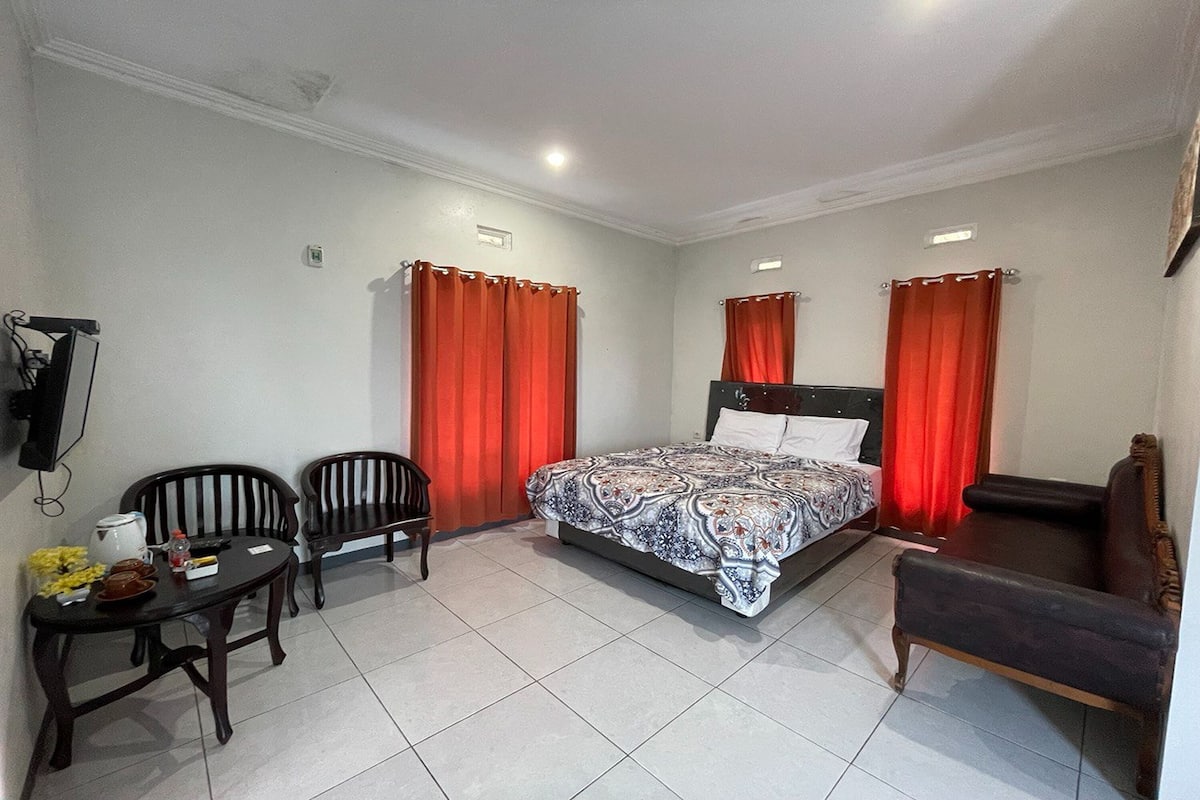 Desk, free WiFi, bed sheets