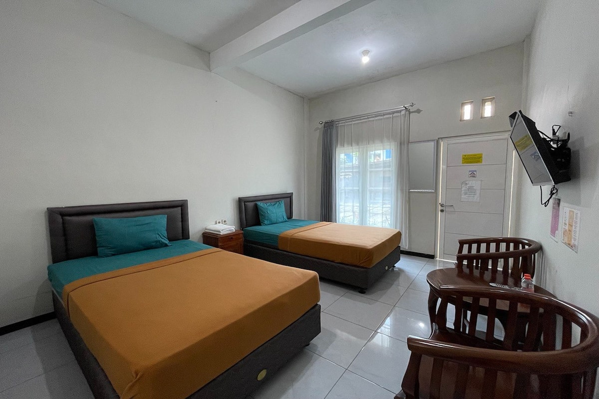 Desk, free WiFi, bed sheets