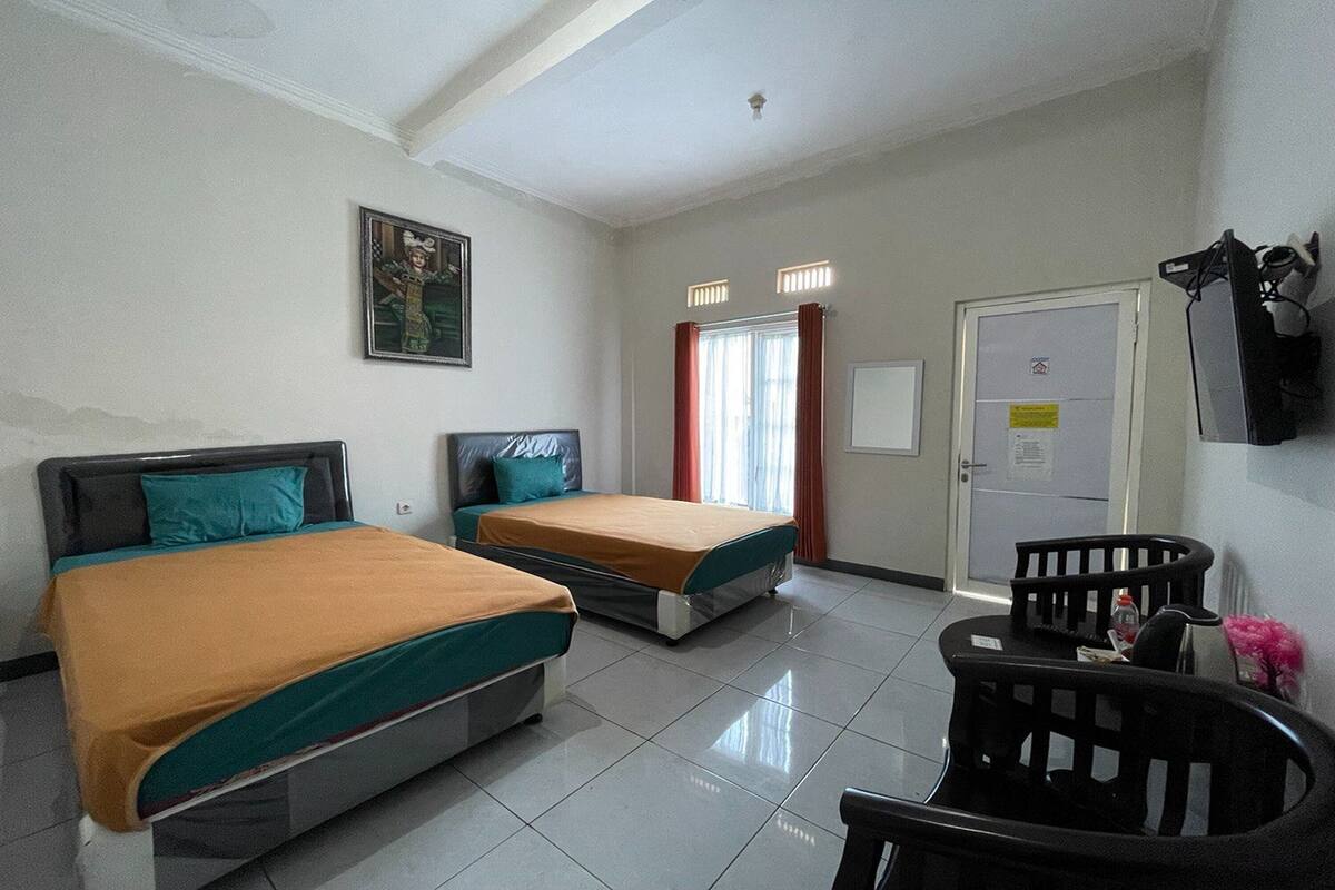 Desk, free WiFi, bed sheets