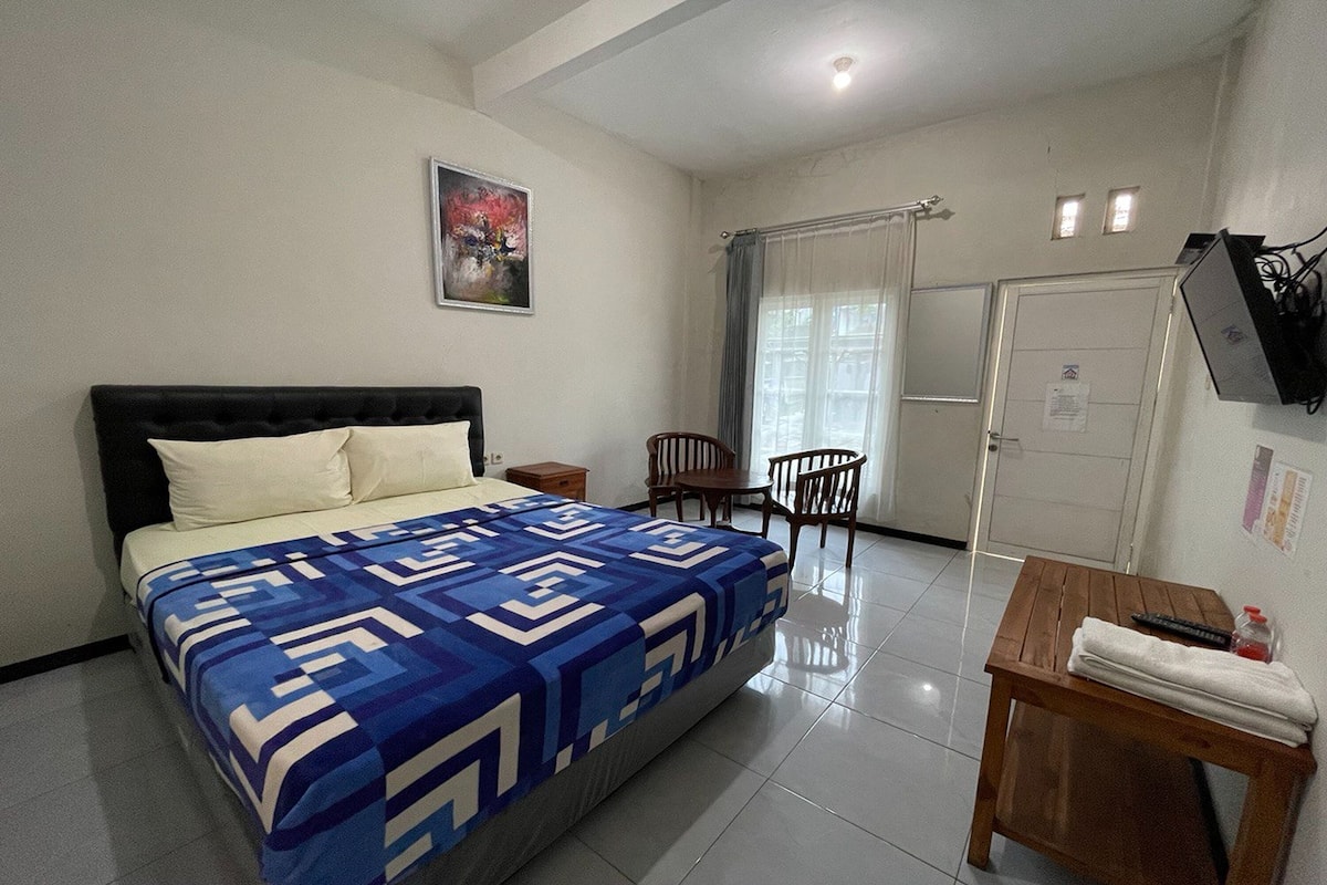 Desk, free WiFi, bed sheets