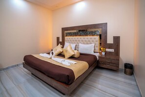 Deluxe Room | Memory foam beds, desk, blackout drapes, iron/ironing board - Hotel Royce Executive (Mumbai)