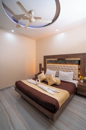 Deluxe Room | Memory-foam beds, desk, blackout curtains, iron/ironing board - Hotel Royce Executive (Mumbai)