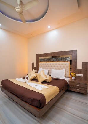 Deluxe Room | Memory foam beds, desk, blackout drapes, iron/ironing board - Hotel Royce Executive (Mumbai)