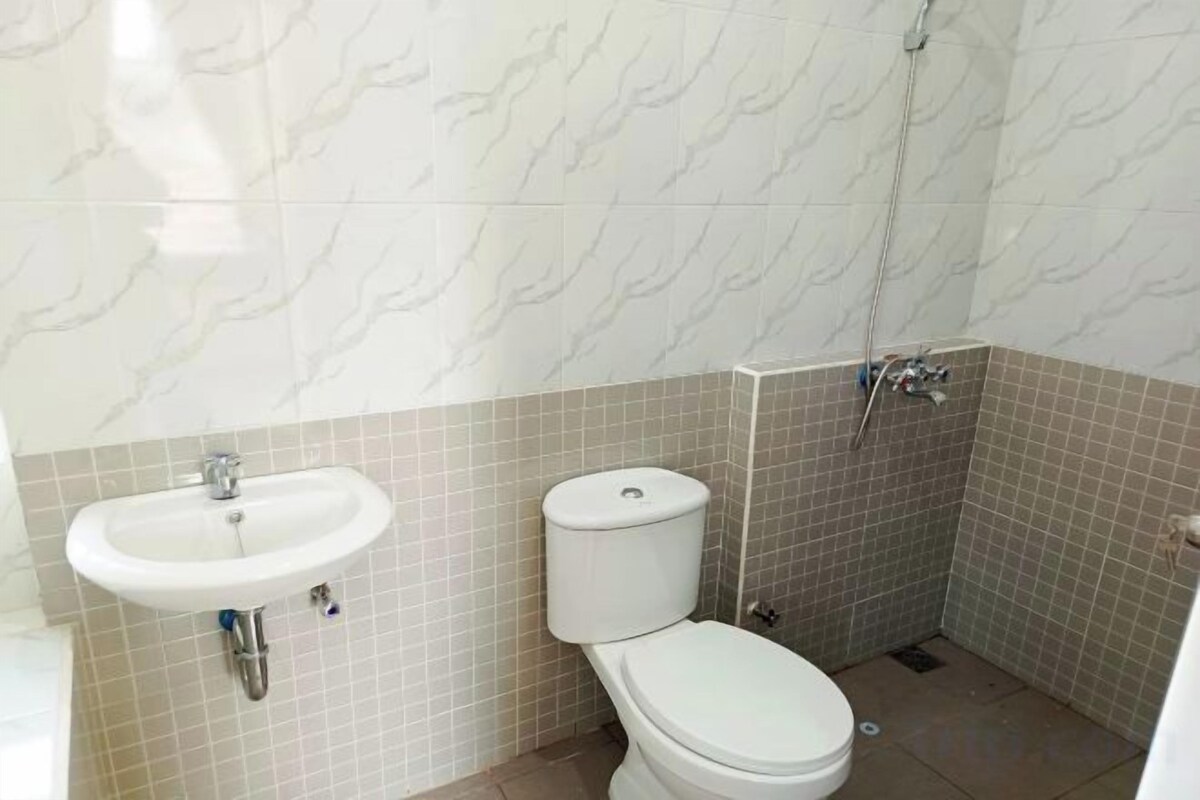 Bathroom | Shower, rainfall showerhead, towels, soap