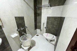 Quarto luxo | Banheiro | Chuveiro, chuveiro com efeito de chuva, produtos de toalete grátis 