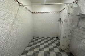 Quarto duplo luxo | Banheiro | Chuveiro, chuveiro com efeito de chuva, produtos de toalete grátis