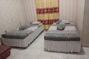 Economy Double Room | Minibar, desk, free WiFi - Wisma Sederhana (Mamuju)