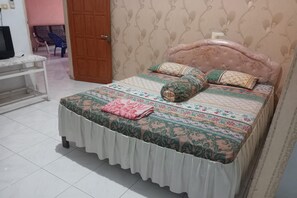 Shower, rainfall showerhead, slippers, bidet - Wisma Sederhana (Mamuju)