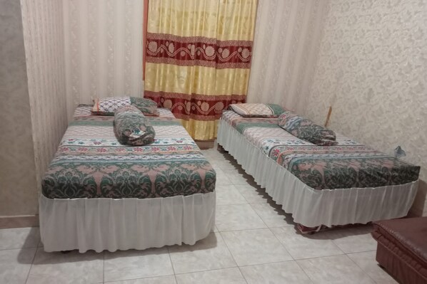 Economy Double Room | Bathroom | Shower, rainfall showerhead, slippers, bidet - Wisma Sederhana (Mamuju)