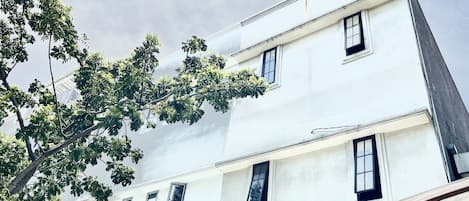 Vista frontal de la propiedad