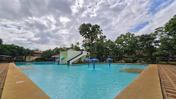 Kolam renang terbuka