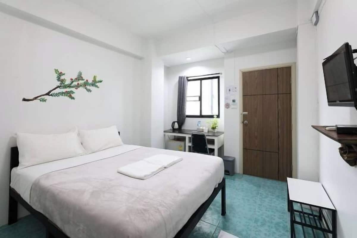 Escritorio y ropa de cama