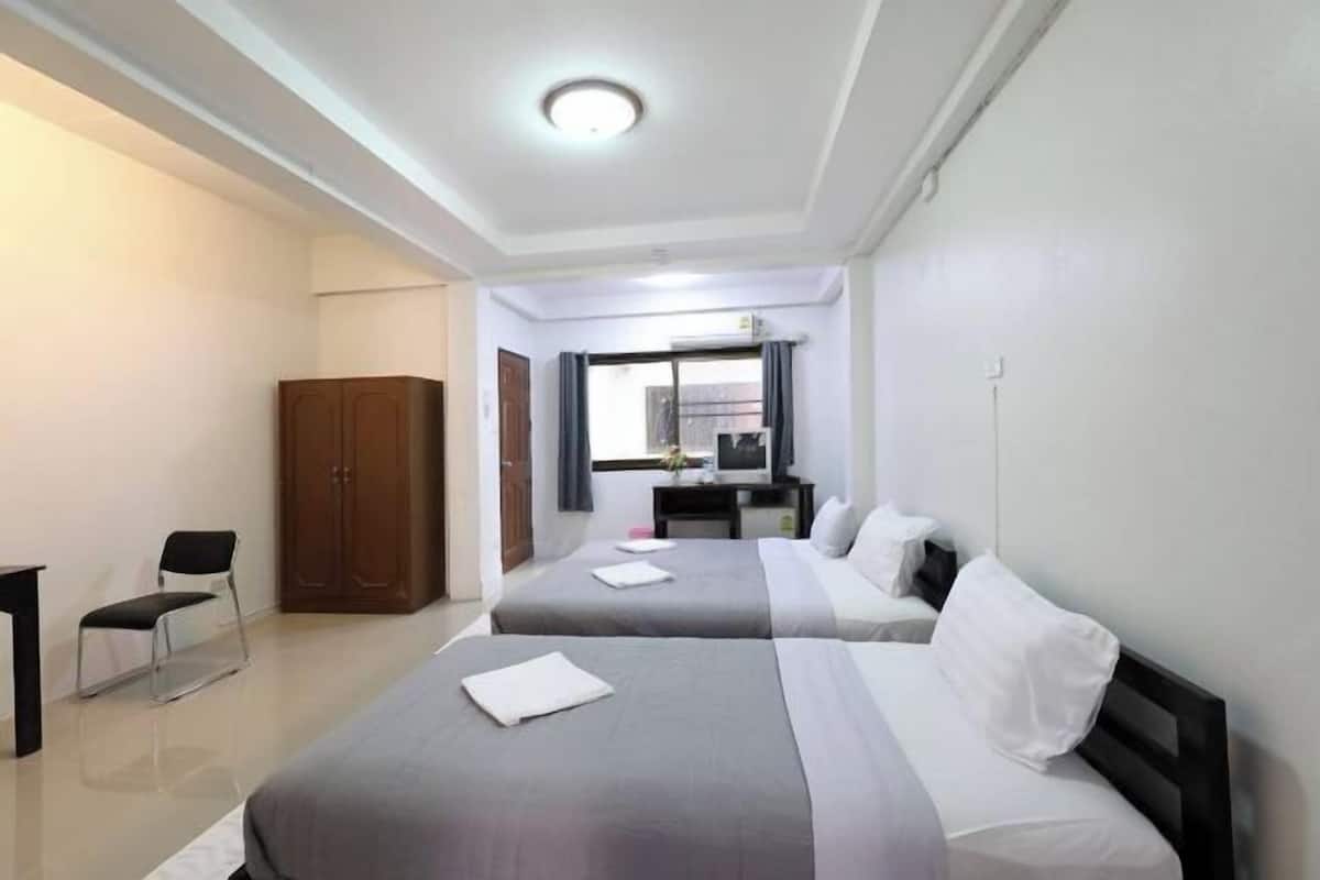 Escritorio y ropa de cama