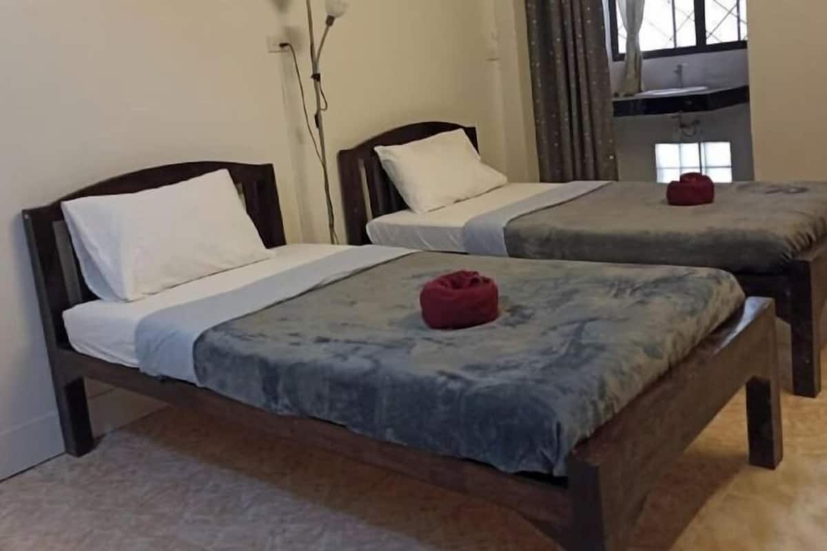 Escritorio y ropa de cama