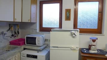 Kühlschrank, Mikrowelle, Herdplatte, Wasserkocher mit Kaffee-/Teezubehör