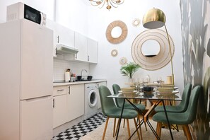 Refrigerador, microondas, lavavajillas y cafetera y tetera 