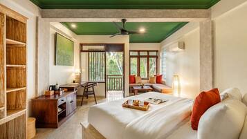 Minibar, skrivebord, wi-fi (inkludert) og sengetøy