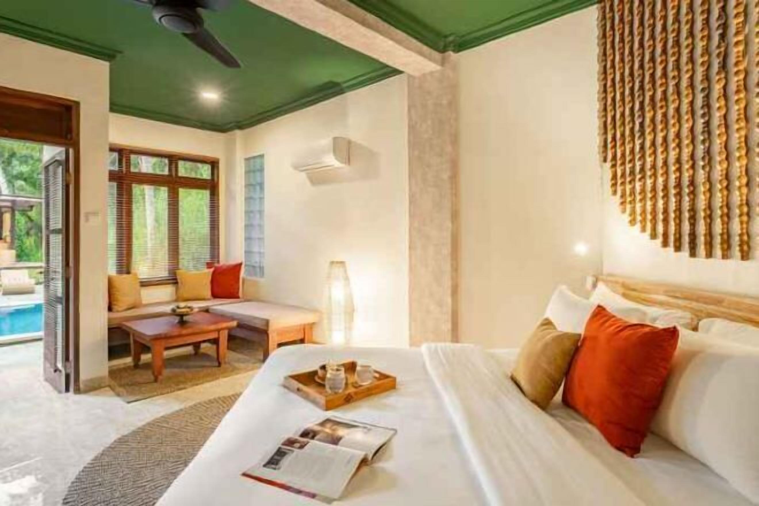 Minibar, desk, free WiFi, bed sheets