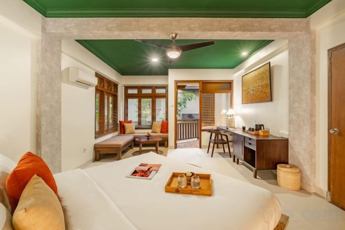 Minibar, desk, WiFi (free), bed sheets