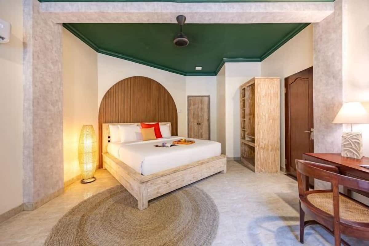 Minibar, desk, free WiFi, bed sheets